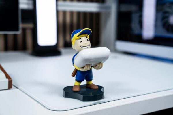 61s6wWEAACL._AC_SL1500_.jpg Cableguys Minis Fallout Big League Vault Boy Phone Stand & Earbuds Holder - Novelty Phone Stand for Desk and Bedside, In Ear Headphone Holder for Smartphone & Small Devices, Desk Decor Accessories