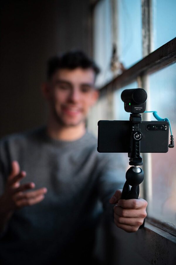 71Hoq5OlCGL._AC_SL1500_.jpg Sennheiser MKE 400 Directional Shotgun Camera Microphone Kit | Smartphone Clamp & Manfrotto PIXI Mini Tripod | For Vloggers & Creators | 3.5MM TRS & TRSS Coiled Cables Included | Black (508898)