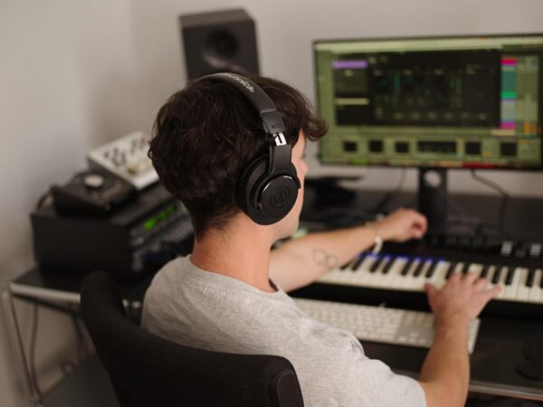 71HrnAG3bAL._AC_SL1500_.jpg Audio-Technica ATH-M20x Professional Studio Monitor Headphones, Black