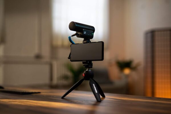 71IAScj587L._AC_SL1500_.jpg Sennheiser MKE 400 Directional Shotgun Camera Microphone Kit | Smartphone Clamp & Manfrotto PIXI Mini Tripod | For Vloggers & Creators | 3.5MM TRS & TRSS Coiled Cables Included | Black (508898)