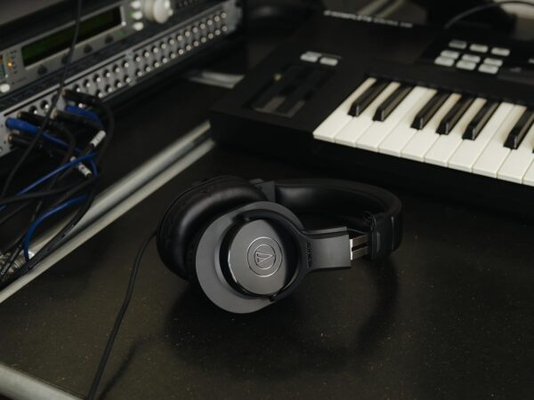 71zzeJ9FnRL._AC_SL1500_.jpg Audio-Technica ATH-M20x Professional Studio Monitor Headphones, Black